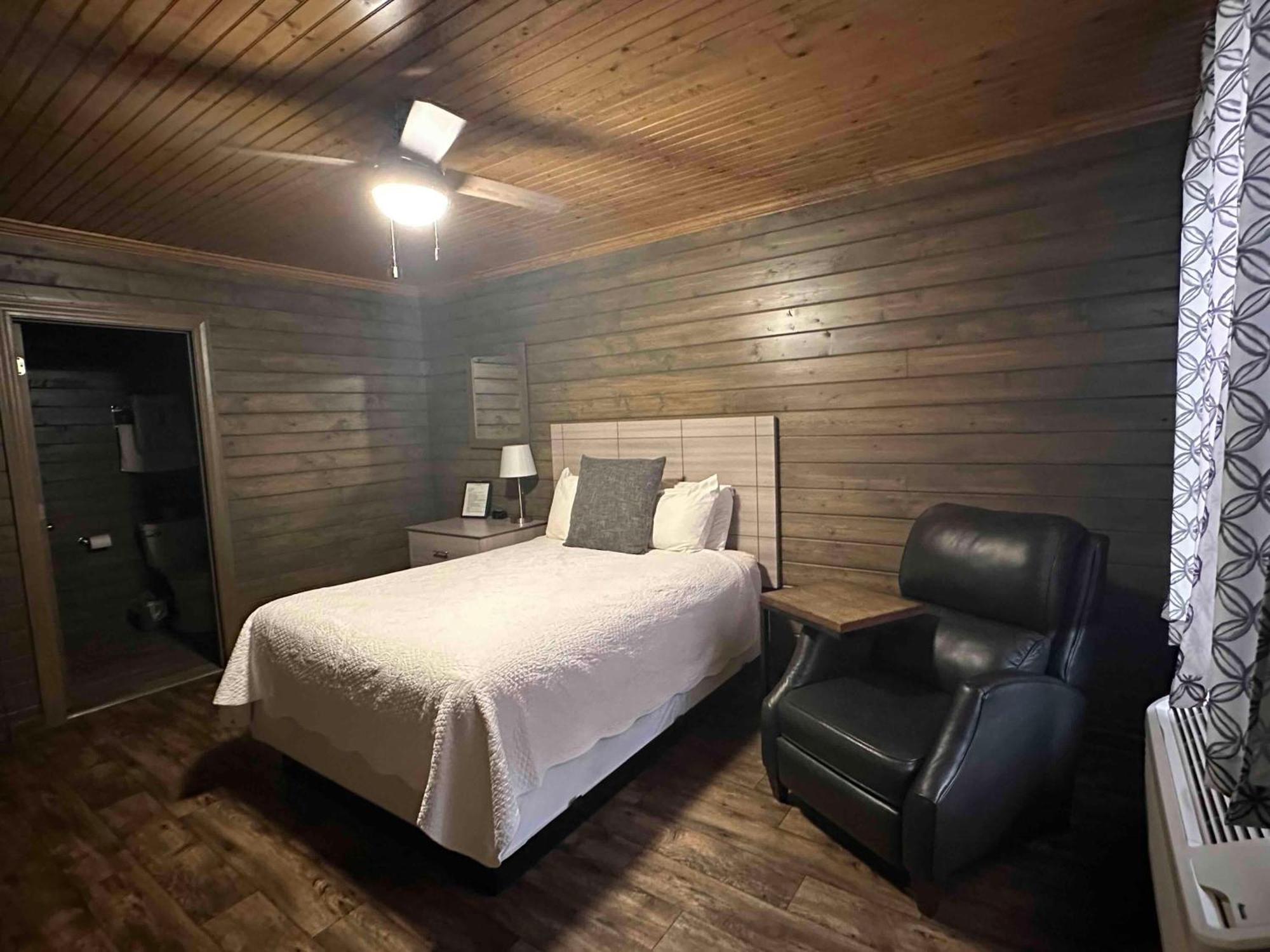 Turn On Inn Lake Village Room photo