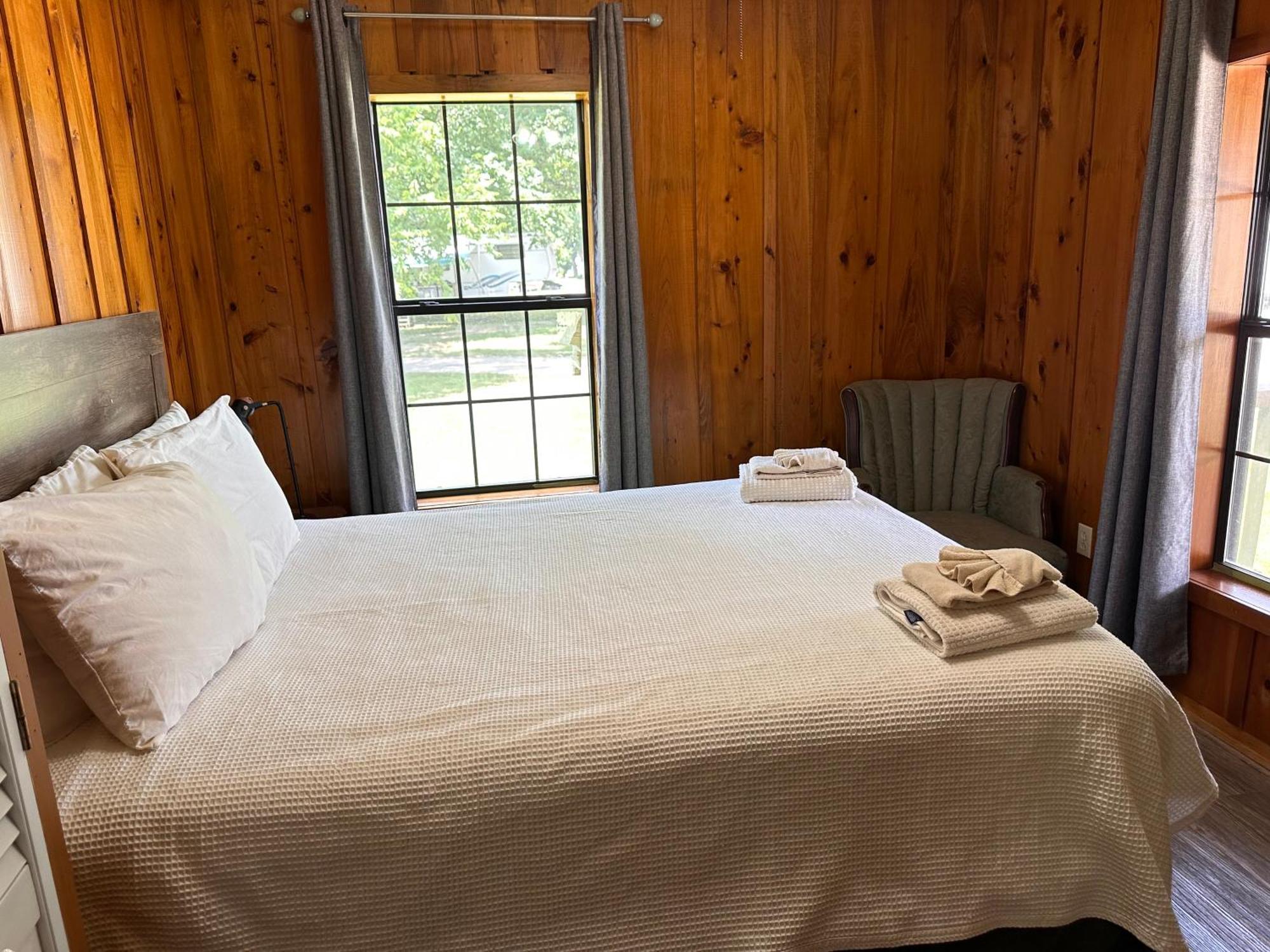 Turn On Inn Lake Village Room photo