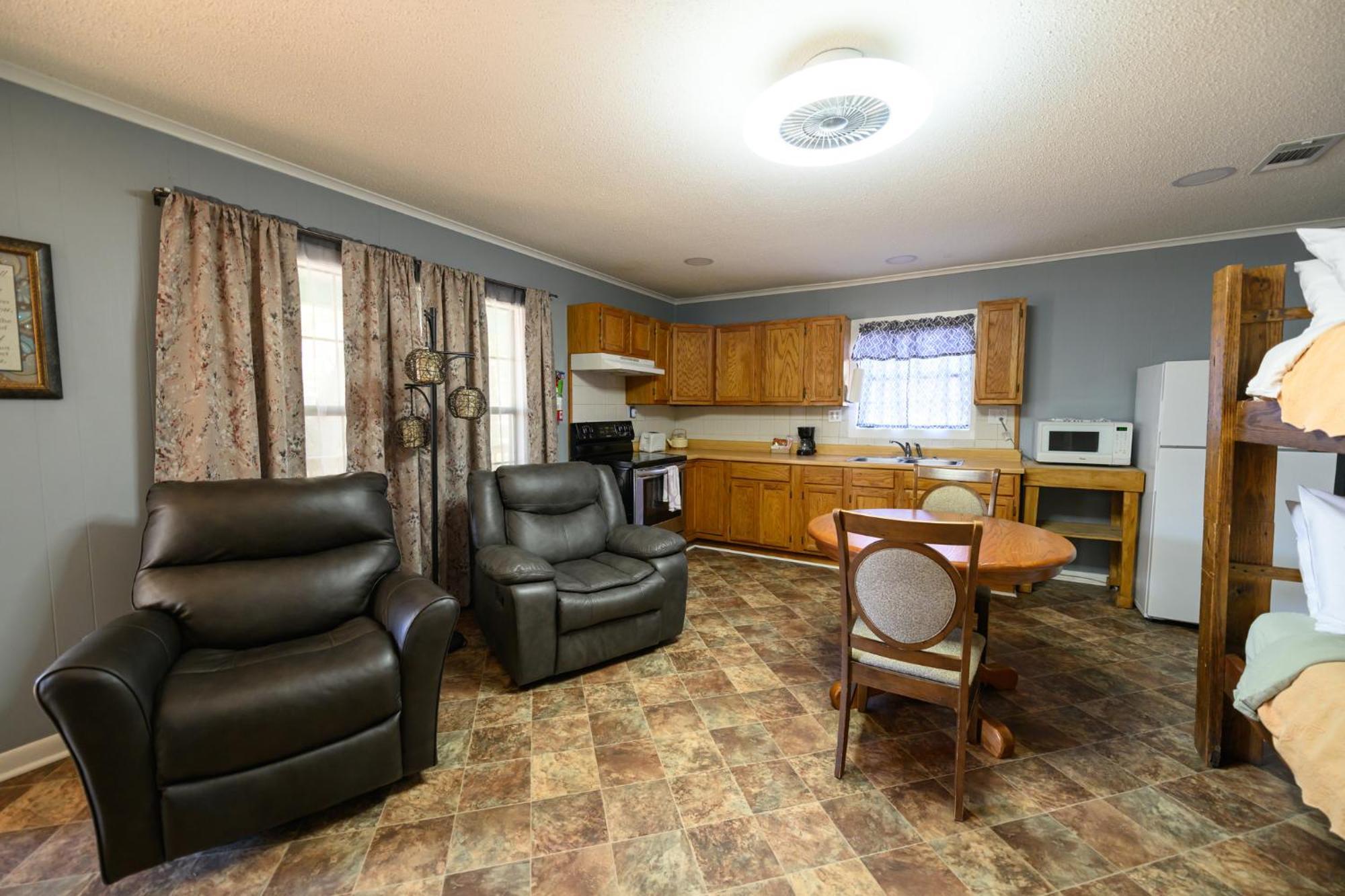 Turn On Inn Lake Village Room photo